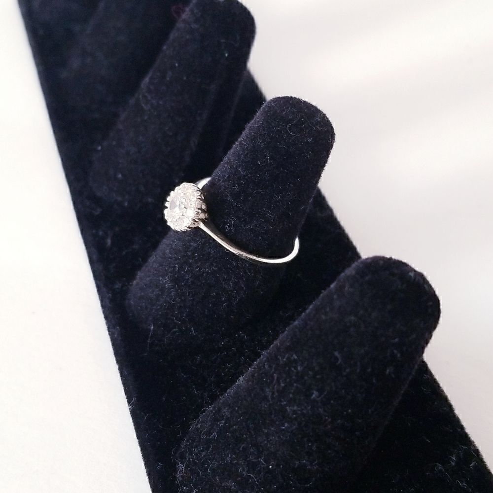 Silver round diamond ring - Picture 4 of 8